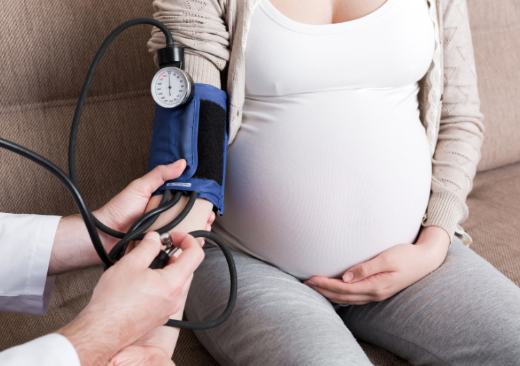 badanie ciśnienia kobiecie w ciązy